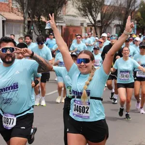 Runners avanzan hacia la meta durante la carrera.