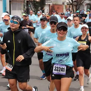 Grupo de atletas completa el tramo final del recorrido.