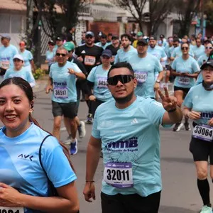 Corredores se aproximan a la zona de llegada.