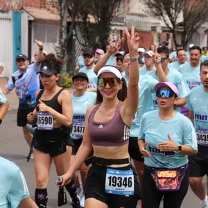 Participantes recorren los últimos metros de los 10K.