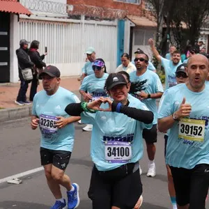 Corredoras completan el tramo final de la carrera.