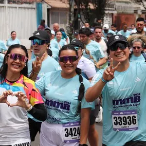 Grupo de corredores se acerca a la meta de la Media Maratón.