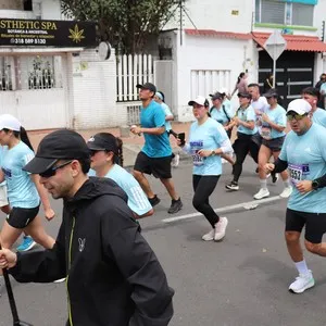 Atletas completan los últimos kilómetros de la competencia.