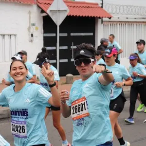 Participantes avanzan hacia la llegada de la carrera.