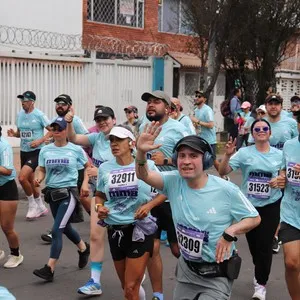 Corredores llegan al tramo final del circuito.
