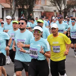 Corredoras se acercan a la meta durante la jornada deportiva.