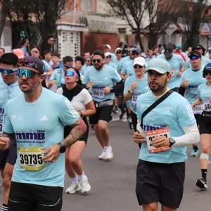 Grupo de atletas avanza por la recta final de los 21K.
