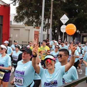 Atletas cruzan la meta de la Media Maratón de Bogotá.