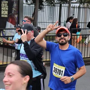 Corredores llegan a la línea final después de la carrera.
