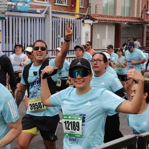 Participantes completan el recorrido en la zona de meta.