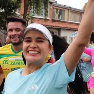 Corredoras cruzan la línea de llegada en Bogotá.