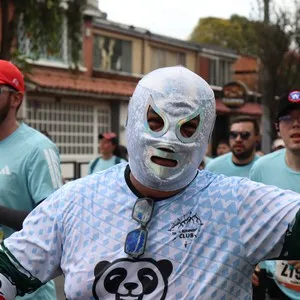 Runners celebran después de terminar la competencia.