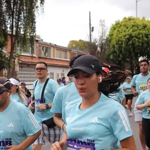 Grupo de atletas llega a la meta de los 21K.