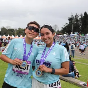 Corredores completan los 10K y llegan a la zona final.
