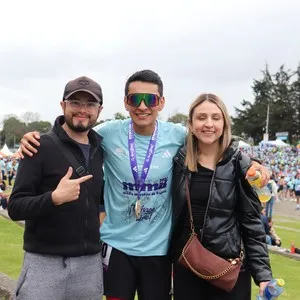 Participantes cruzan la meta después de recorrer Bogotá.