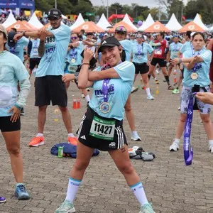 Atletas celebran al finalizar la carrera en la capital.