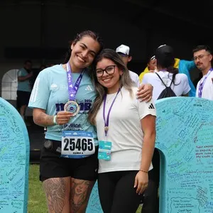 Corredoras completan la Media Maratón durante la jornada deportiva.