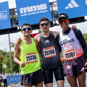 Grupo de corredores cruza la línea final en Bogotá.