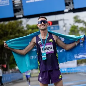 Corredores llegan juntos a la meta de la competencia.