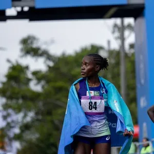 Corredoras terminan el recorrido de la Media Maratón.