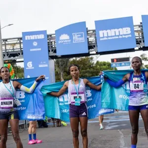 Grupo de atletas celebra al completar los 21K.