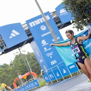 Runners cruzan la meta después de completar los 10K.