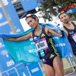 Participantes terminan la carrera y celebran en Bogotá.