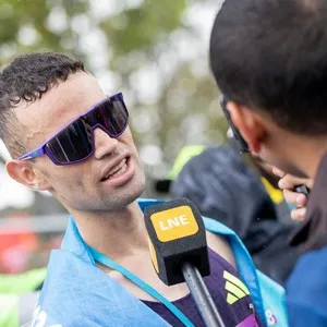 Atletas celebran después de completar la Media Maratón de Bogotá.