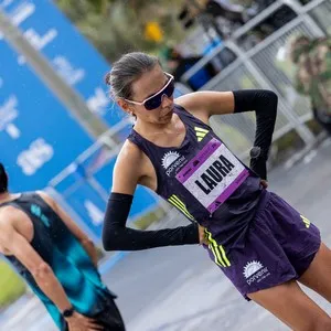 Corredores muestran alegría tras terminar la carrera.