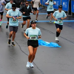 Corredoras celebran después de completar los 21K.