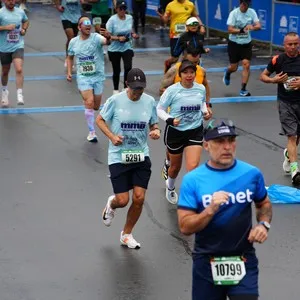 Runners comparten la alegría de terminar el recorrido.