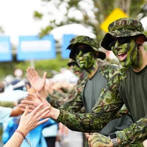 Atletas festejan su participación en la carrera de Bogotá.