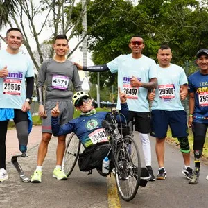 Participantes muestran satisfacción después de finalizar la competencia.
