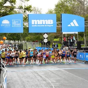 Corredoras sonríen tras completar la Media Maratón.
