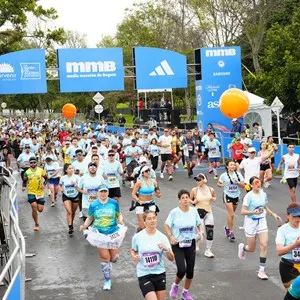 Grupo de atletas celebra el final de los 21K en Bogotá.