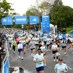 Runners festejan después de completar los 10K.