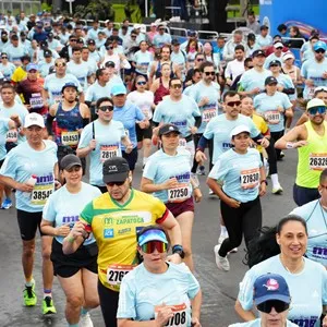 Atletas disfrutan el ambiente de la zona de llegada.