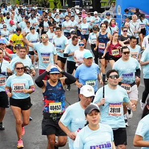 Corredoras celebran su logro deportivo en Bogotá.
