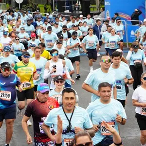 Grupo de runners festeja al terminar la competencia.