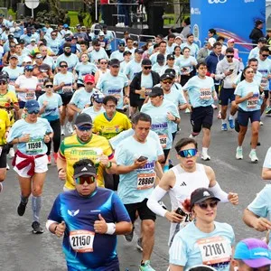 Participantes muestran alegría después de completar la carrera.