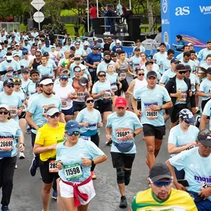 Corredores celebran el final de la jornada deportiva en Bogotá.