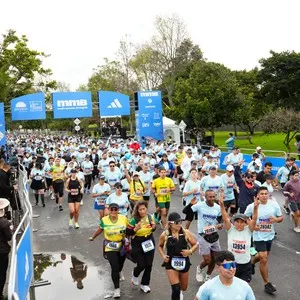 Atletas comparten la emoción de terminar la Media Maratón de Bogotá.