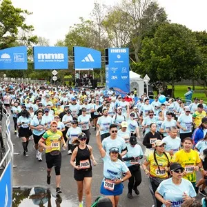 Corredores participan en la Media Maratón de Bogotá durante el recorrido urbano.