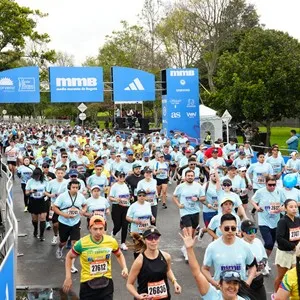 Atletas recorren las calles de Bogotá durante la jornada de la carrera.
