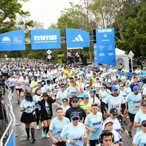 Participantes avanzan por el circuito de la Media Maratón de Bogotá.