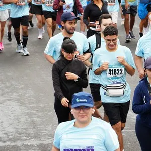 Runners recorren el trazado de la Media Maratón de Bogotá.