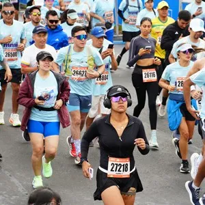 Grupo de corredores avanza durante la carrera por Bogotá.