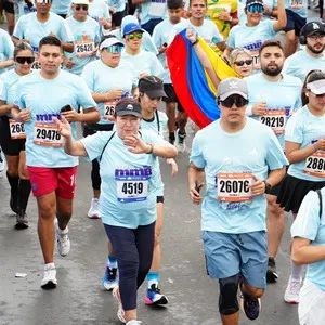 Atletas completan kilómetros del recorrido en la capital colombiana.