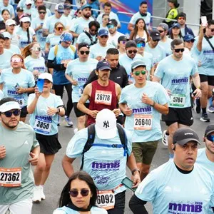 Corredores recorren el circuito urbano durante la competencia.