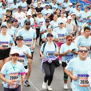 Corredoras avanzan por las calles de Bogotá durante la carrera.